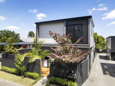 8A Edgar Pearce Place