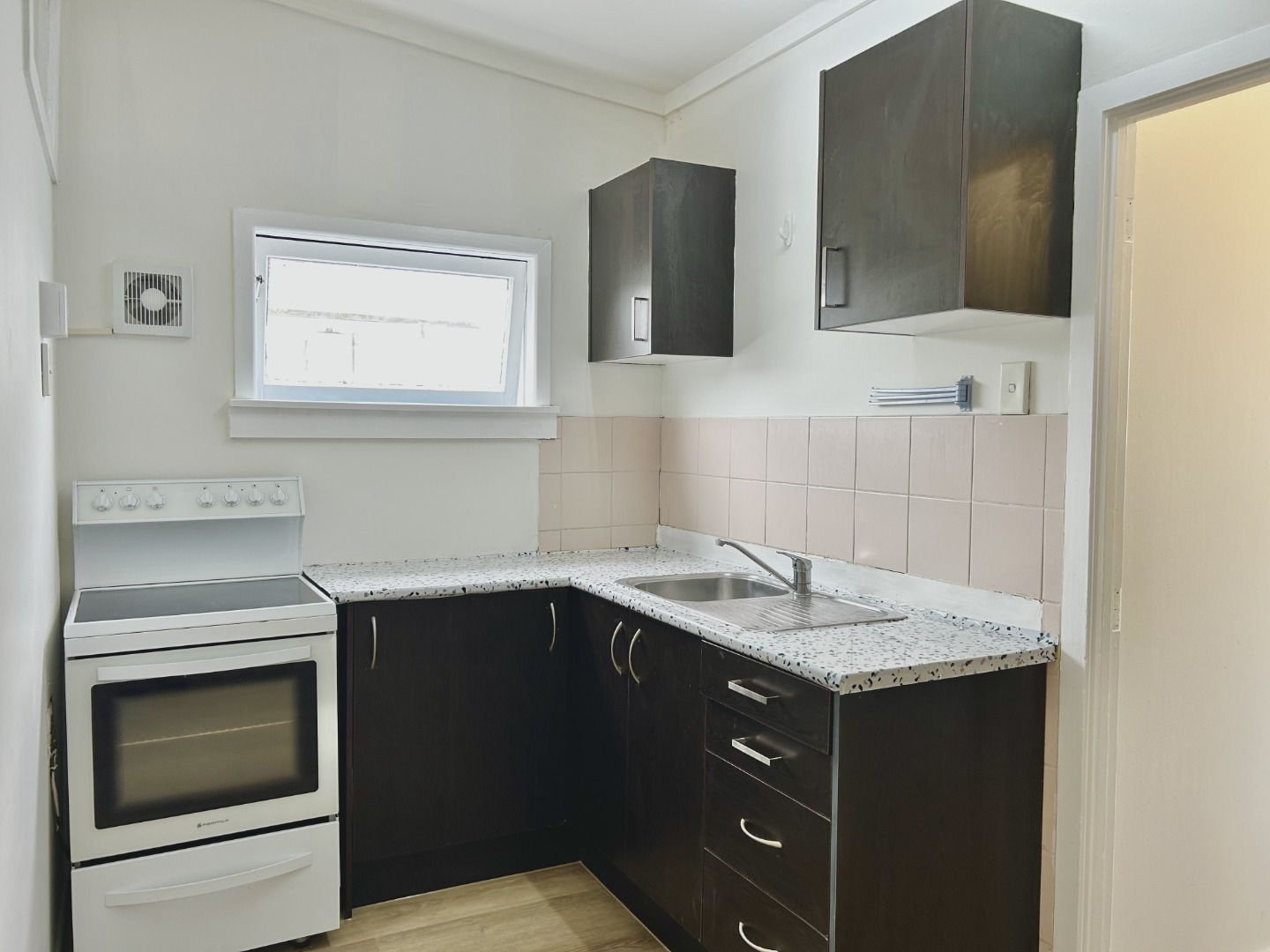 Prime location plus affordable rent! - photo 2