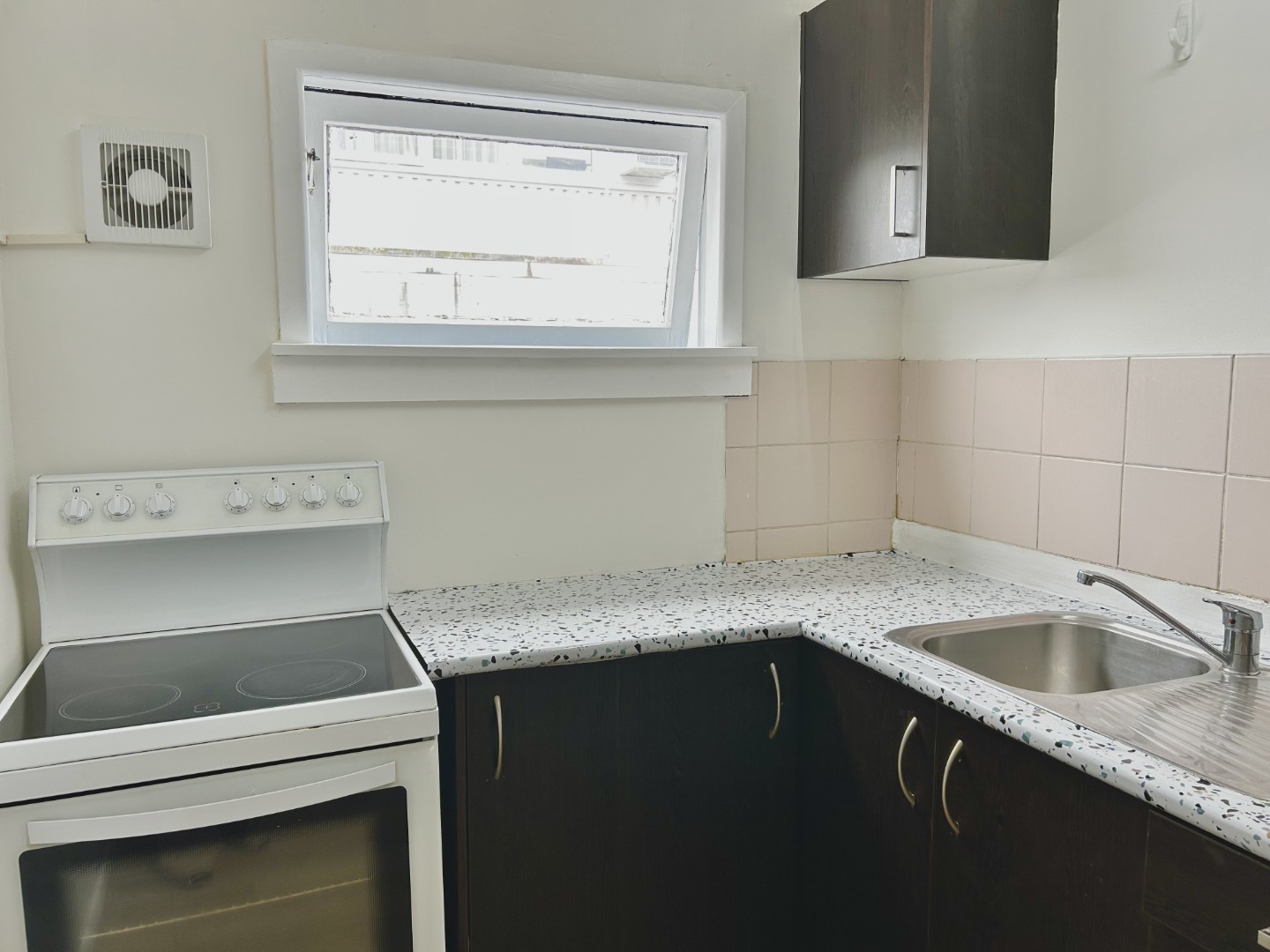 Prime location plus affordable rent! - photo 3