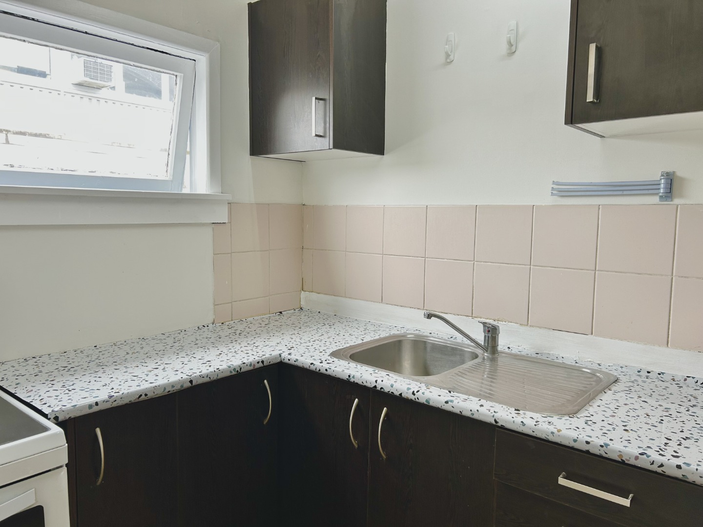 Prime location plus affordable rent! - photo 4