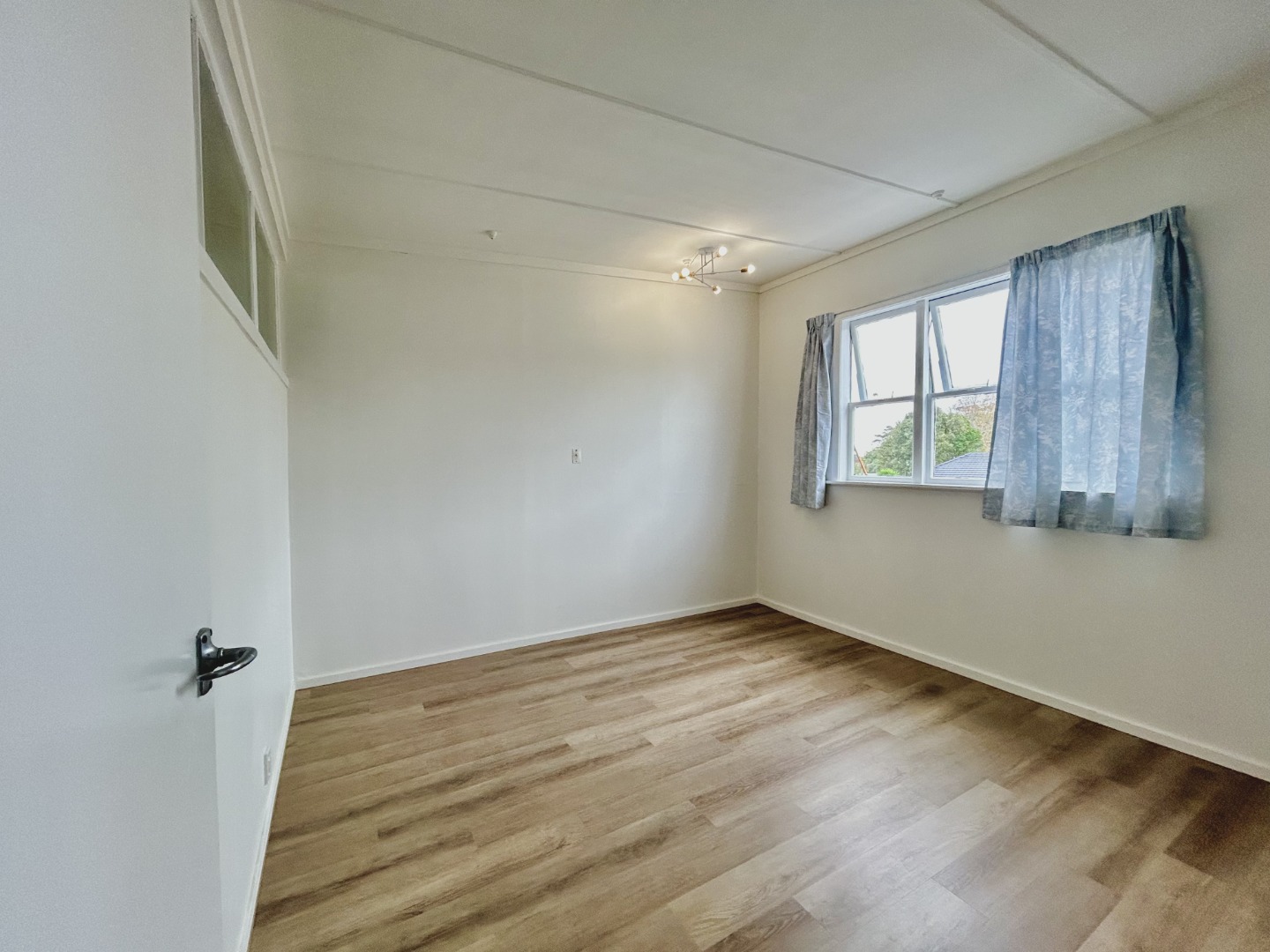 Prime location plus affordable rent! - photo 8