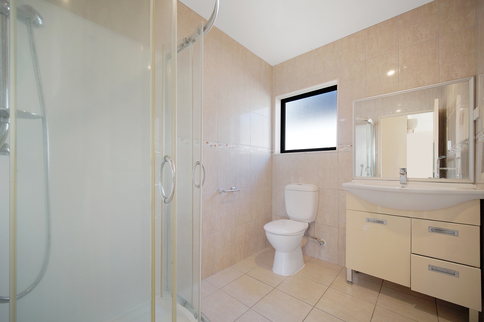 Elegant Family Living in the Heart of Blockhouse Bay - photo 12