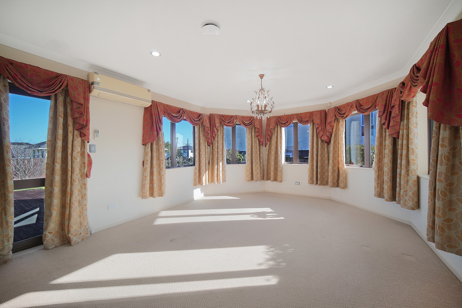 Elegant Family Living in the Heart of Blockhouse Bay - photo 3