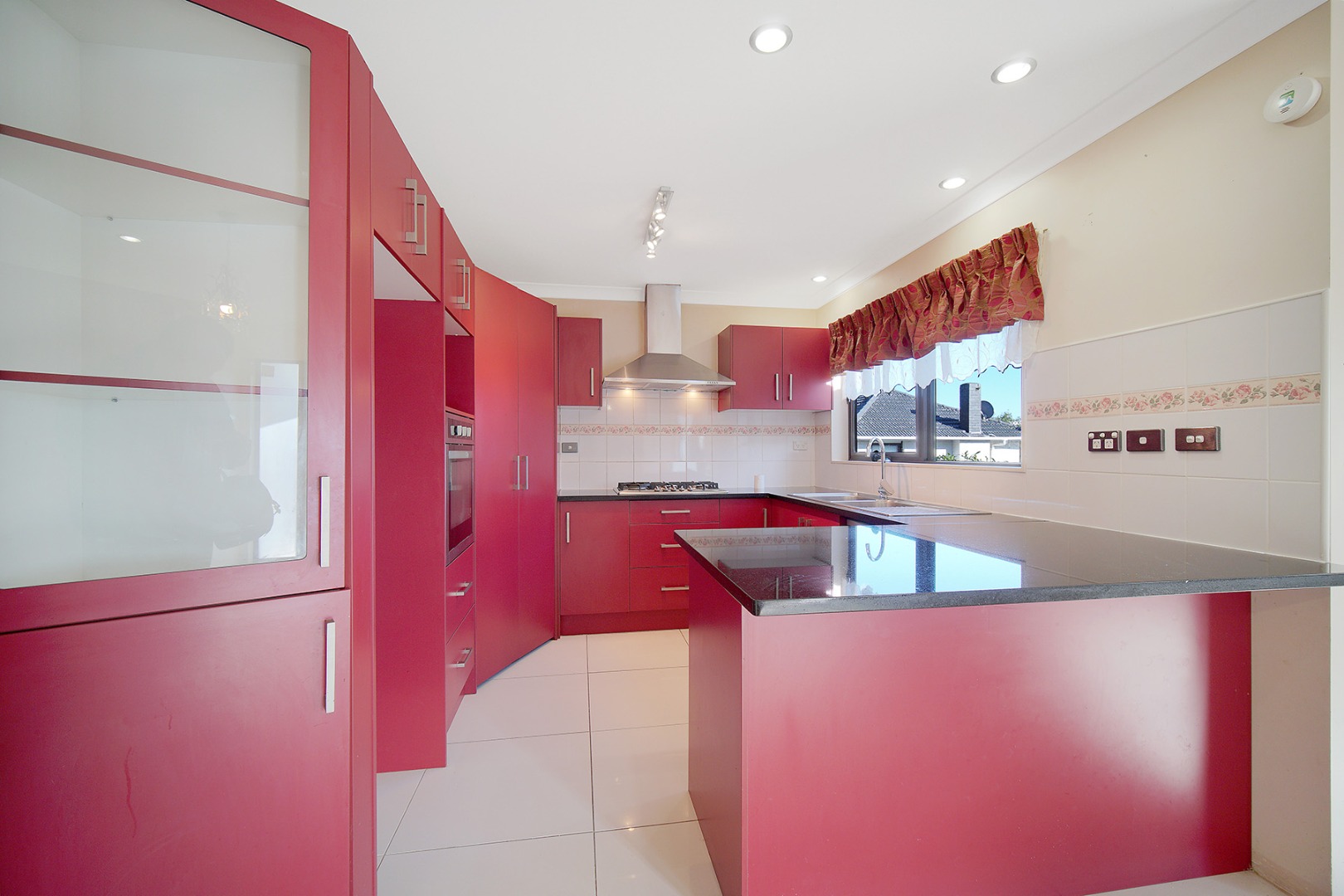 Elegant Family Living in the Heart of Blockhouse Bay - photo 4