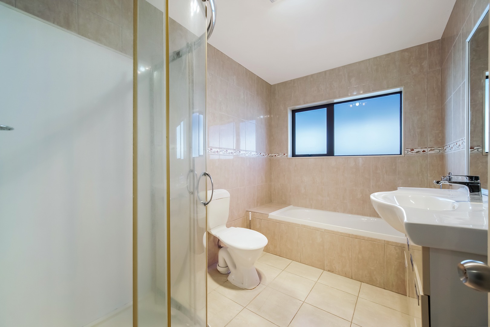 Elegant Family Living in the Heart of Blockhouse Bay - photo 11
