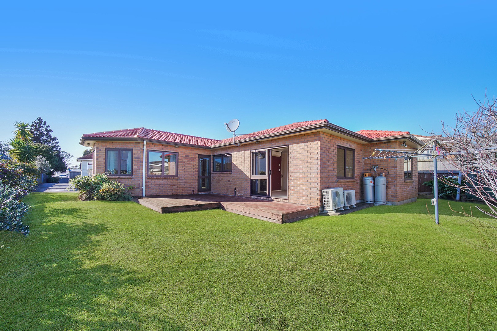 Elegant Family Living in the Heart of Blockhouse Bay - photo 13