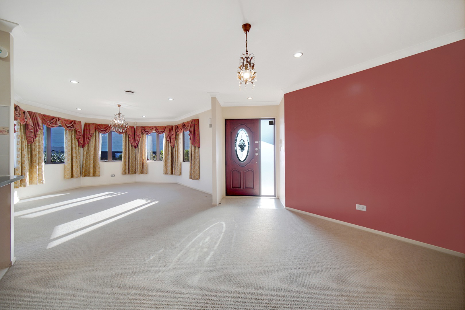 Elegant Family Living in the Heart of Blockhouse Bay - photo 2