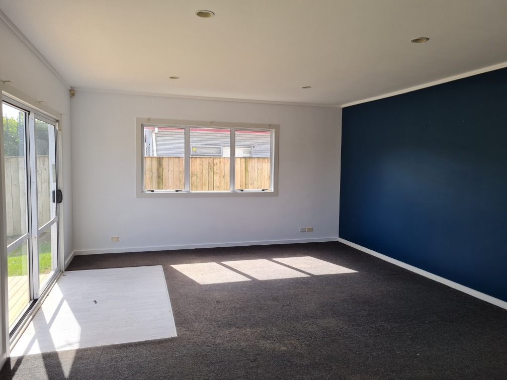 New Kitchen & Large Living with 4 dbl bedrooms 2 bathrooms 3 toilets - photo 11