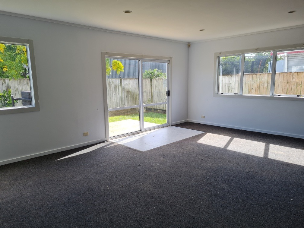 New Kitchen & Large Living with 4 dbl bedrooms 2 bathrooms 3 toilets - photo 12