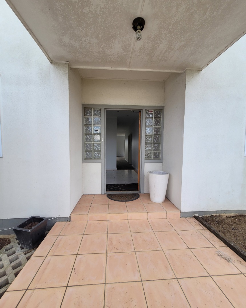 New Kitchen & Large Living with 4 dbl bedrooms 2 bathrooms 3 toilets - photo 6