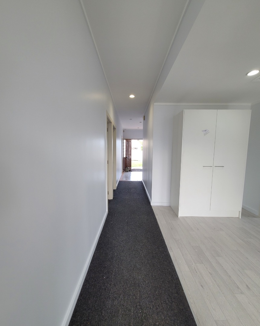 New Kitchen & Large Living with 4 dbl bedrooms 2 bathrooms 3 toilets - photo 7