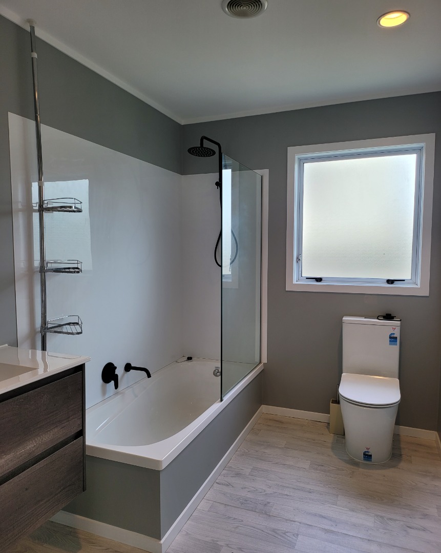 New Kitchen & Large Living with 4 dbl bedrooms 2 bathrooms 3 toilets - photo 13