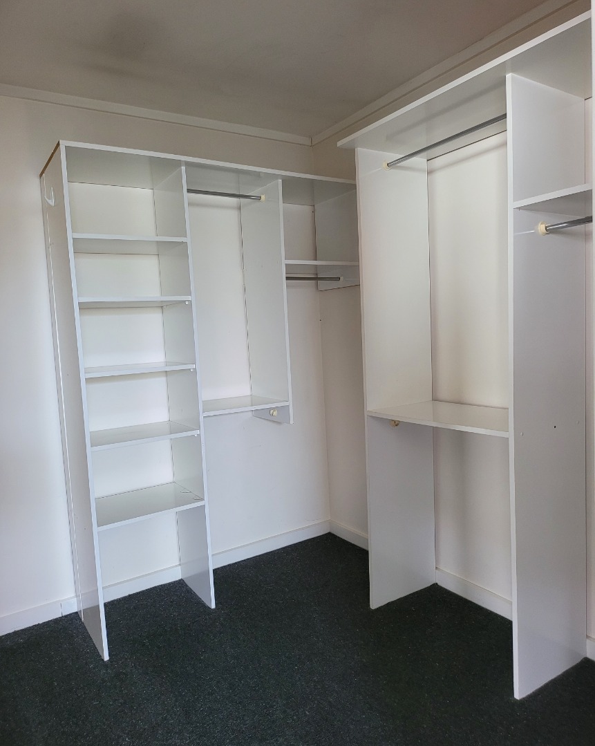 New Kitchen & Large Living with 4 dbl bedrooms 2 bathrooms 3 toilets - photo 18
