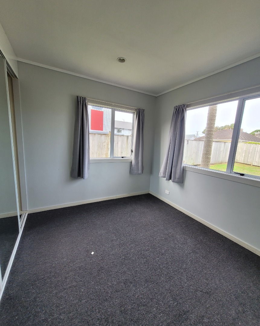 New Kitchen & Large Living with 4 dbl bedrooms 2 bathrooms 3 toilets - photo 16