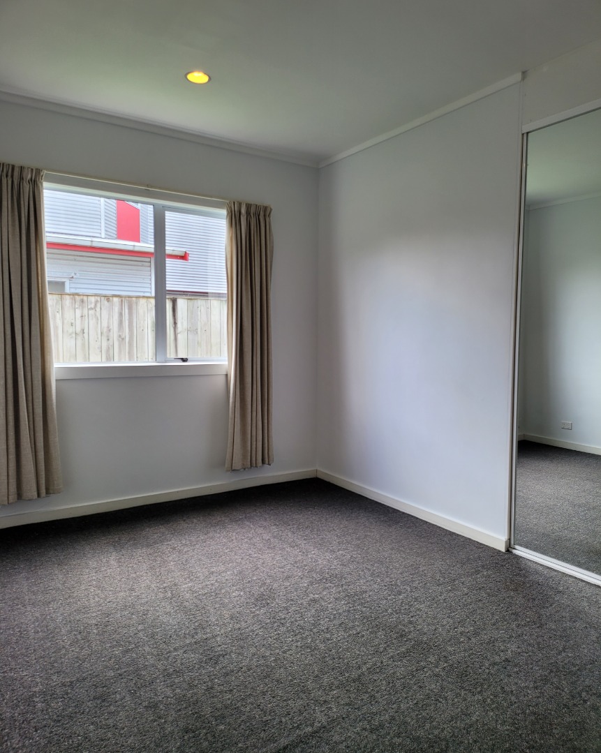 New Kitchen & Large Living with 4 dbl bedrooms 2 bathrooms 3 toilets - photo 15