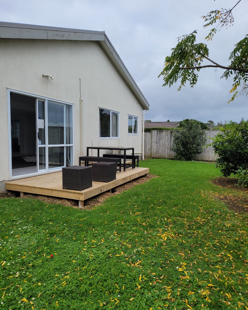 New Kitchen & Large Living with 4 dbl bedrooms 2 bathrooms 3 toilets - photo 1