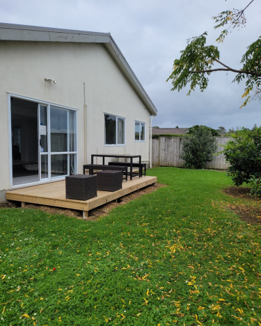 New Kitchen & Large Living with 4 dbl bedrooms 2 bathrooms 3 toilets