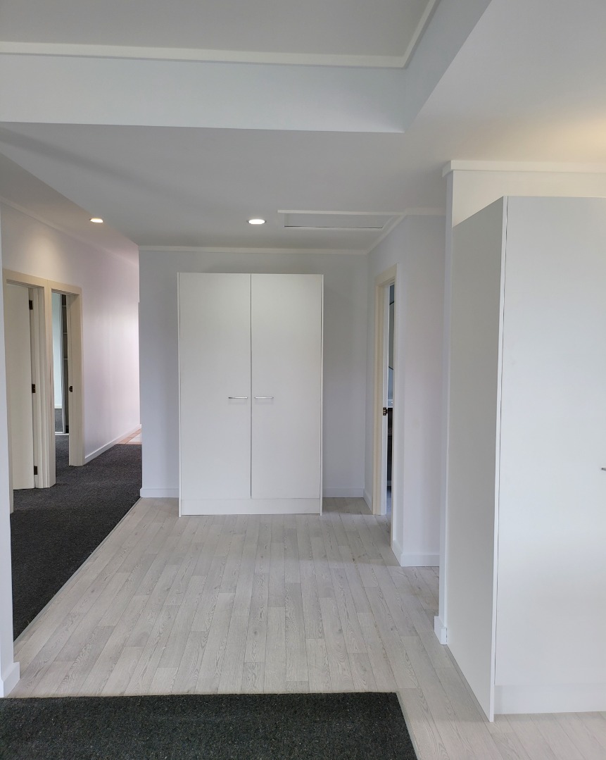 New Kitchen & Large Living with 4 dbl bedrooms 2 bathrooms 3 toilets - photo 8