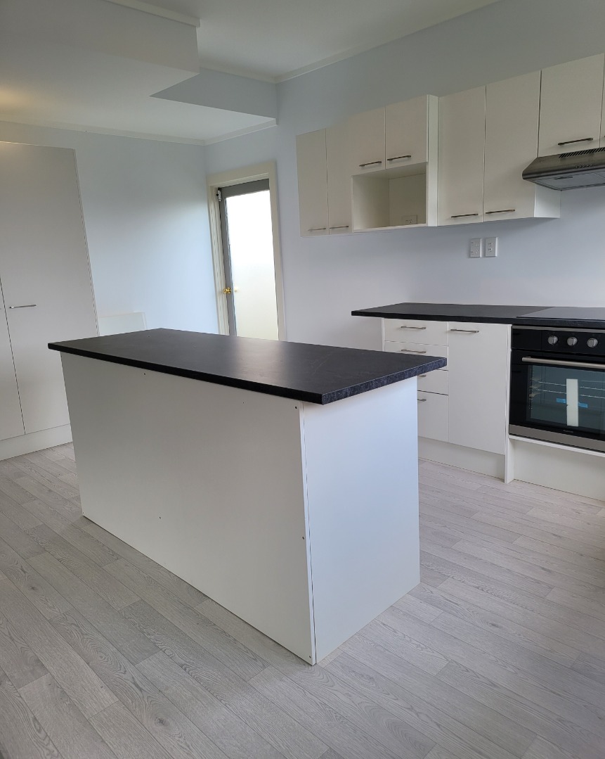 New Kitchen & Large Living with 4 dbl bedrooms 2 bathrooms 3 toilets - photo 9