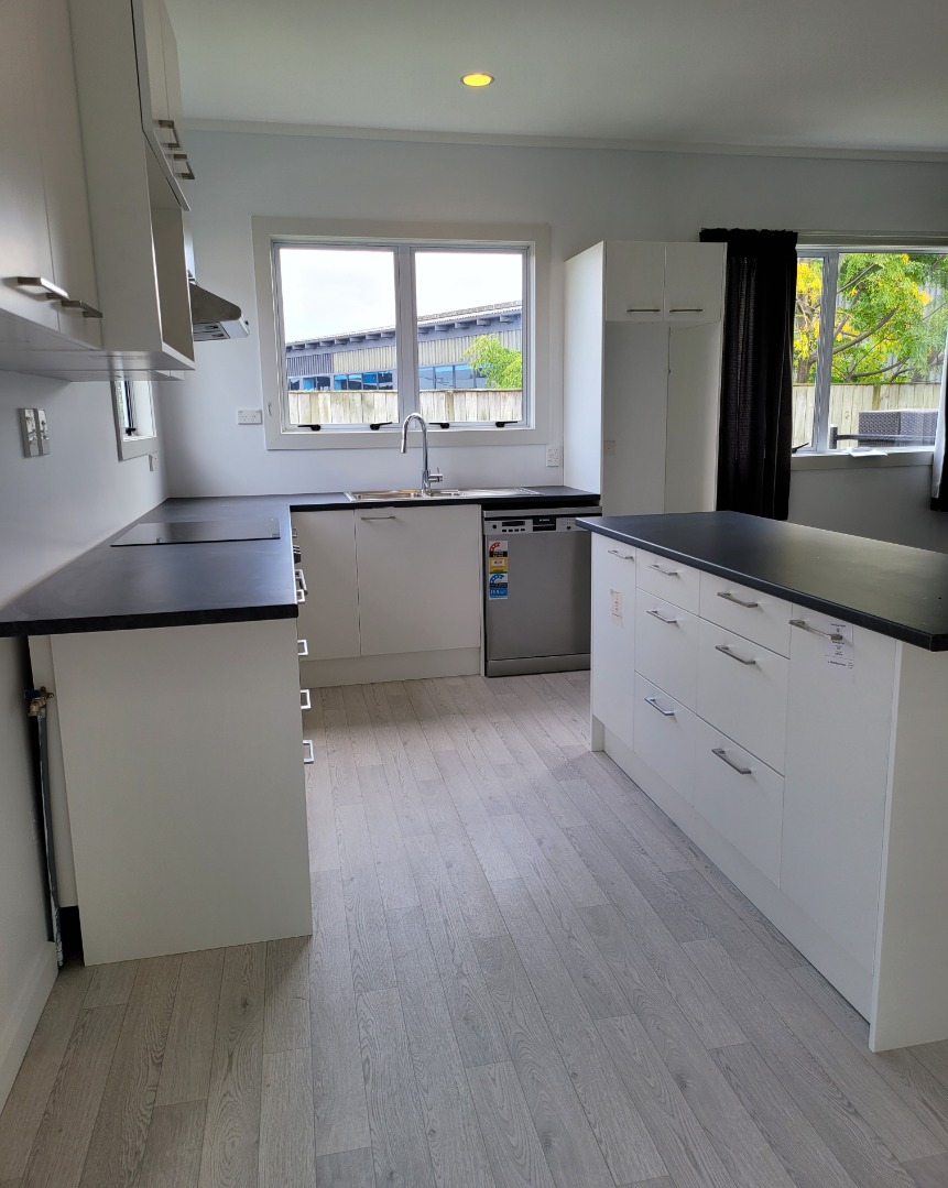 New Kitchen & Large Living with 4 dbl bedrooms 2 bathrooms 3 toilets - photo 10