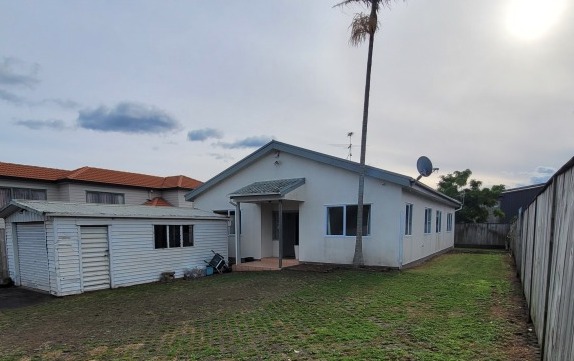 New Kitchen & Large Living with 4 dbl bedrooms 2 bathrooms 3 toilets - photo 19