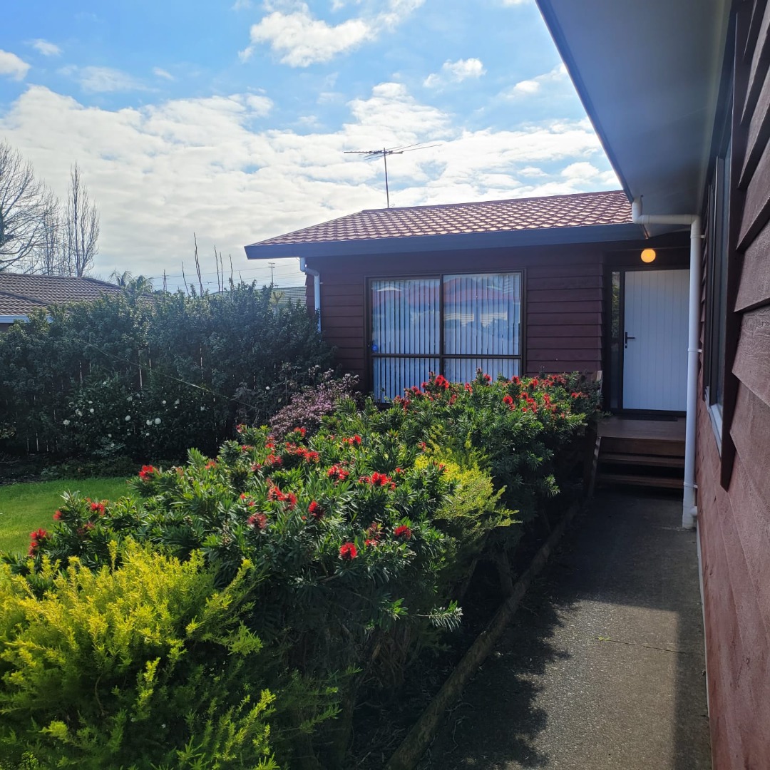 Bright, sunny, warm and dry this home is perfectly located in a fabulous part of Henderson