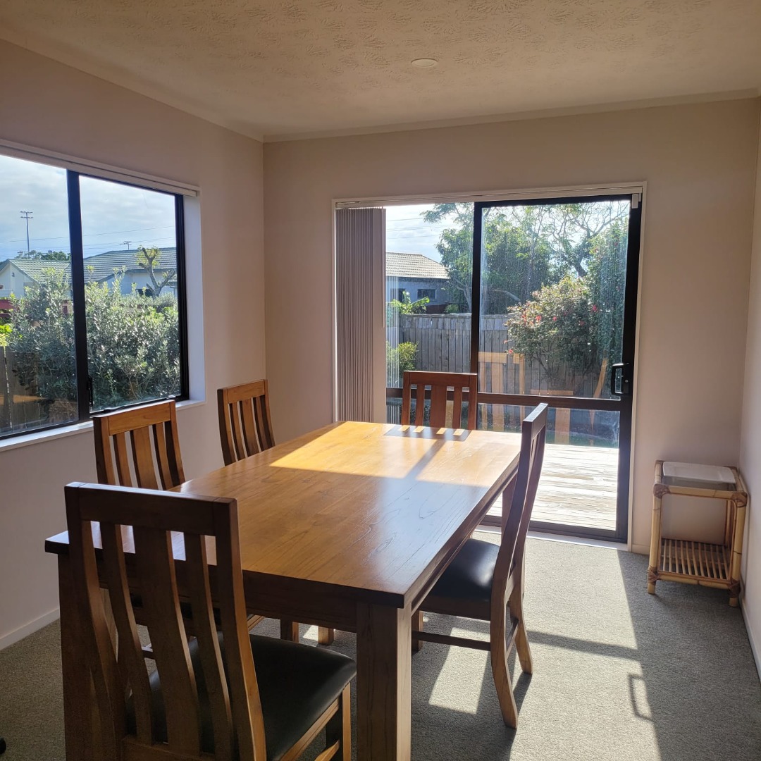 Bright, sunny, warm and dry this home is perfectly located in a fabulous part of Henderson
