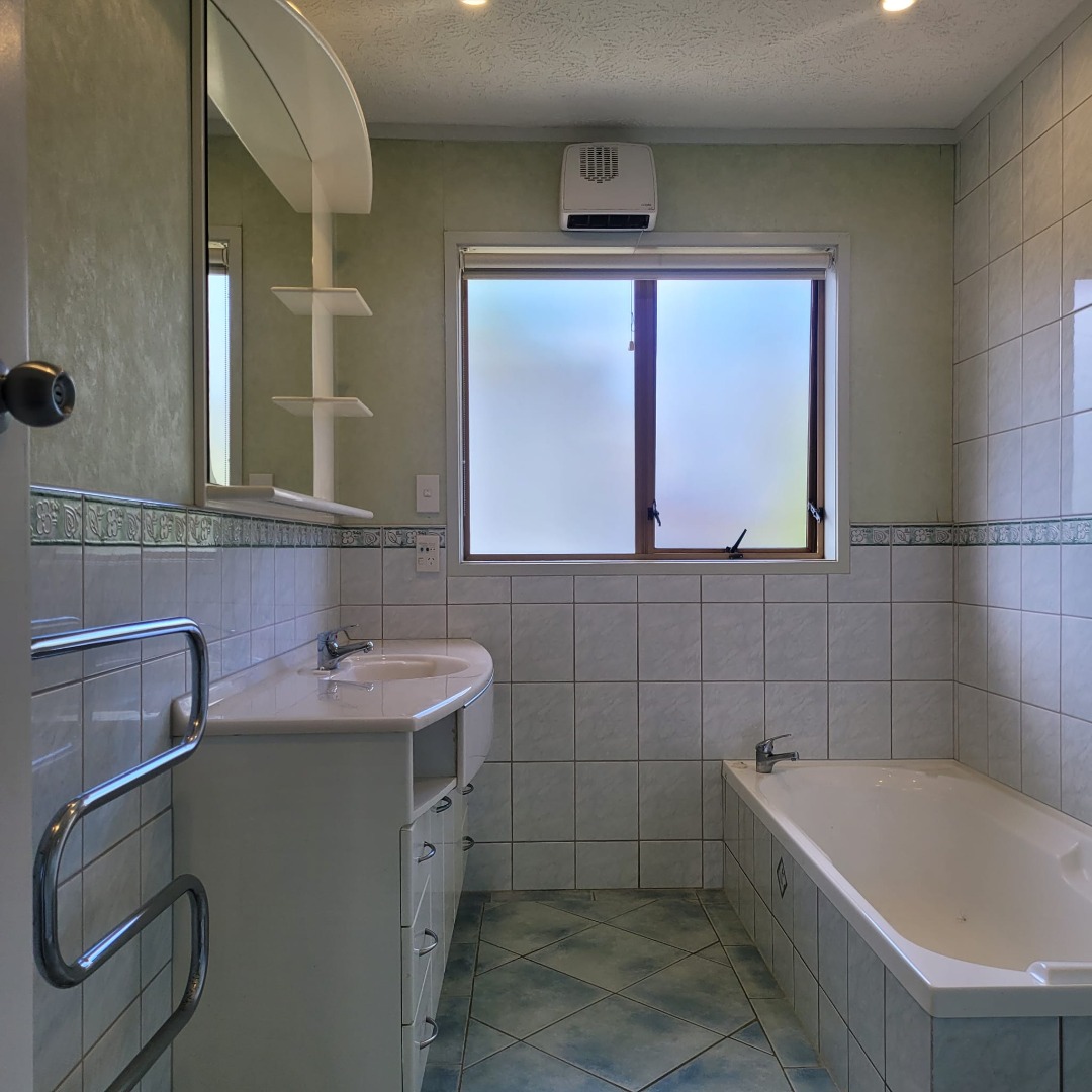 Bright and sunny fabulous 3 bed upstairs unit - photo 17