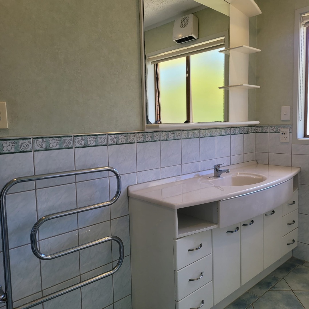 Bright and sunny fabulous 3 bed upstairs unit - photo 18