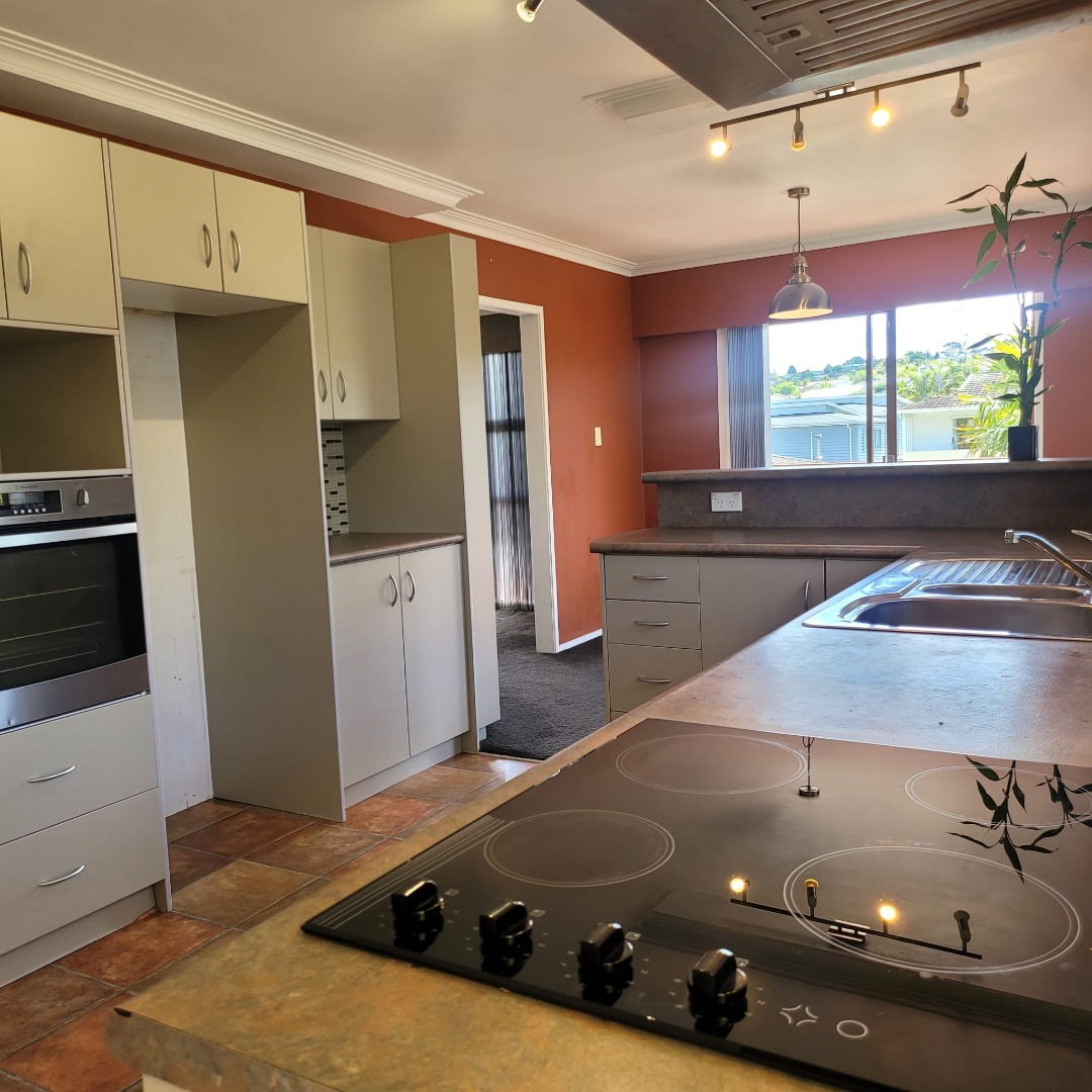 Bright and sunny fabulous 3 bed upstairs unit - photo 3