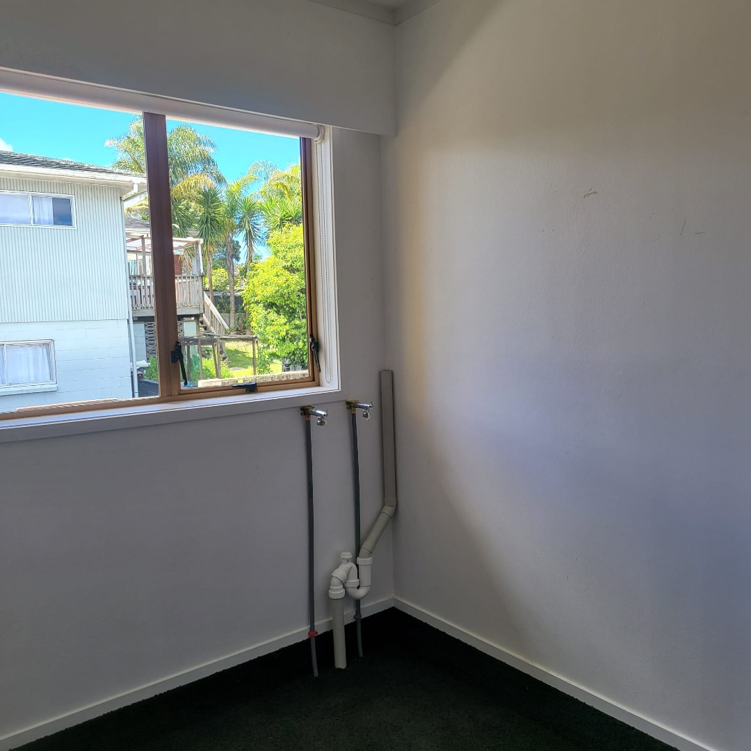 Bright and sunny fabulous 3 bed upstairs unit - photo 19