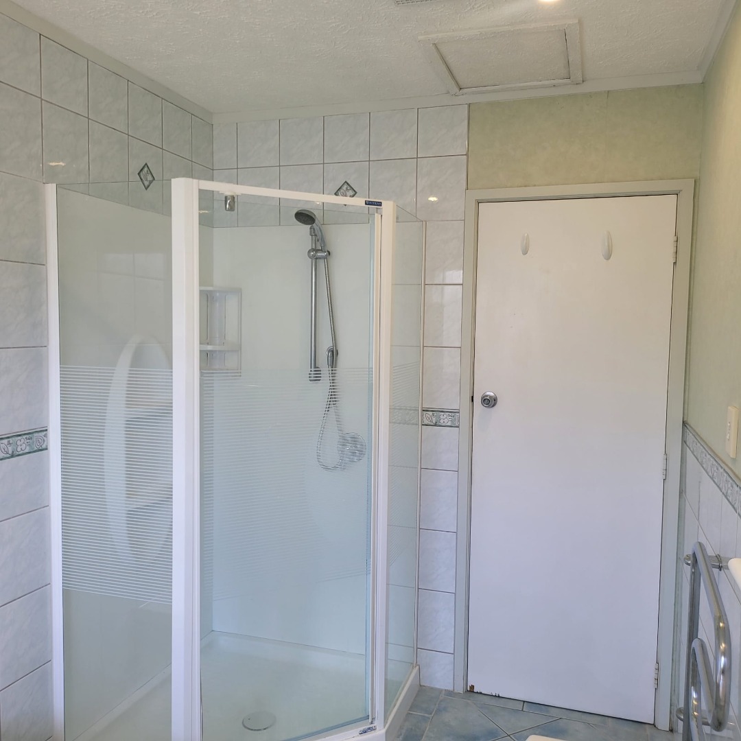 Bright and sunny fabulous 3 bed upstairs unit - photo 16