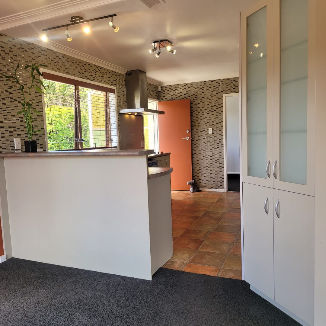 Bright and sunny fabulous 3 bed upstairs unit - photo 7