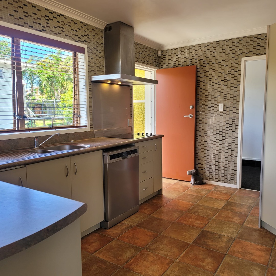 Bright and sunny fabulous 3 bed upstairs unit - photo 6