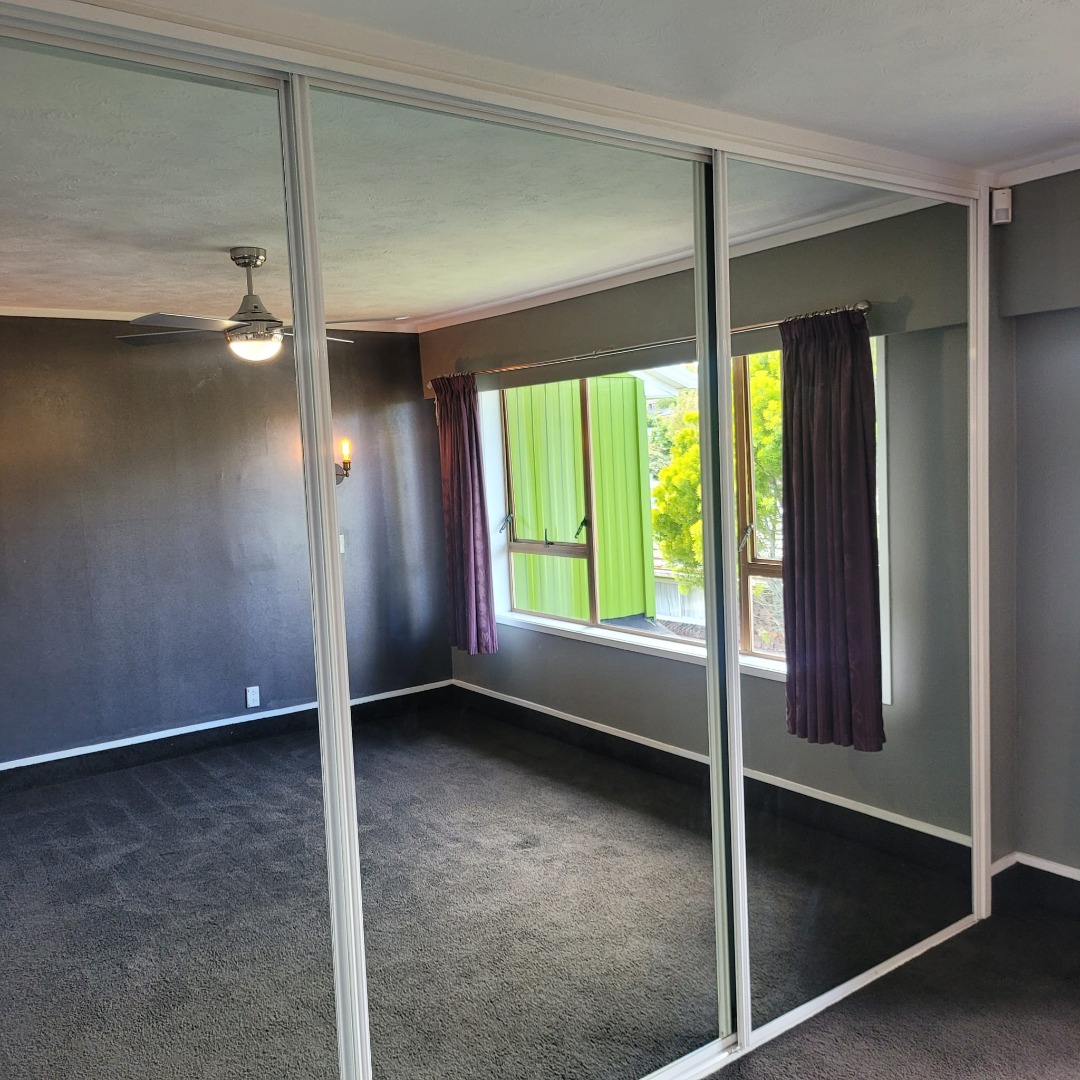 Bright and sunny fabulous 3 bed upstairs unit - photo 14
