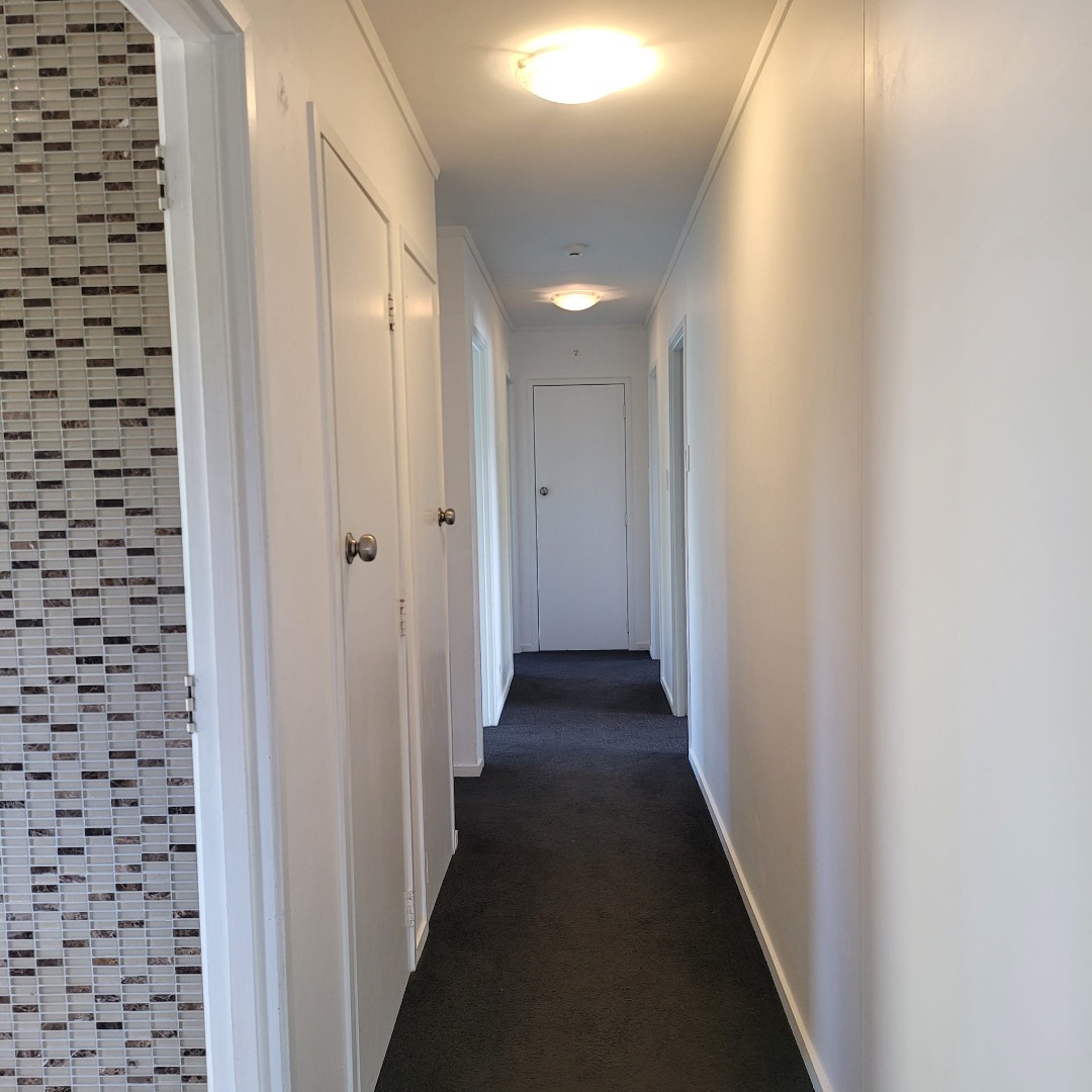 Bright and sunny fabulous 3 bed upstairs unit - photo 15