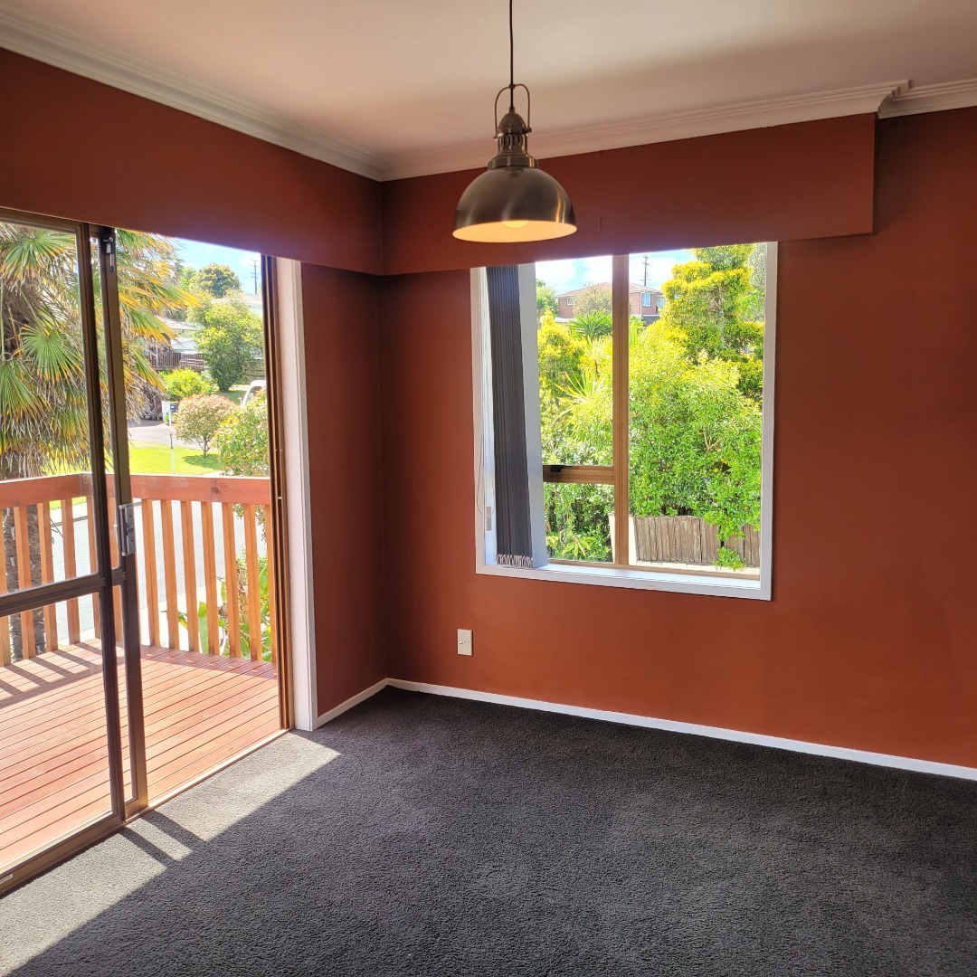 Bright and sunny fabulous 3 bed upstairs unit - photo 8