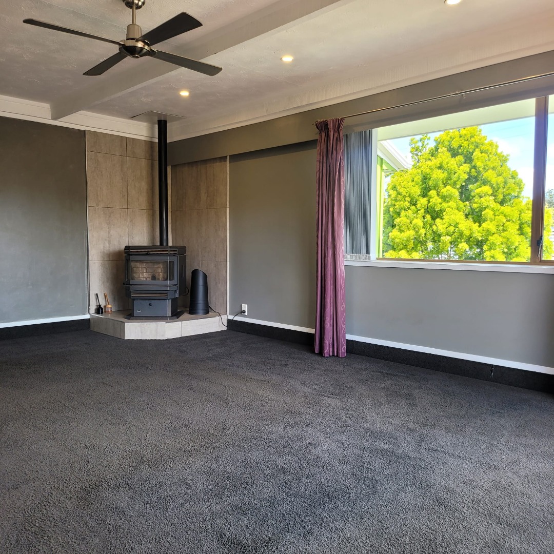 Bright and sunny fabulous 3 bed upstairs unit - photo 9