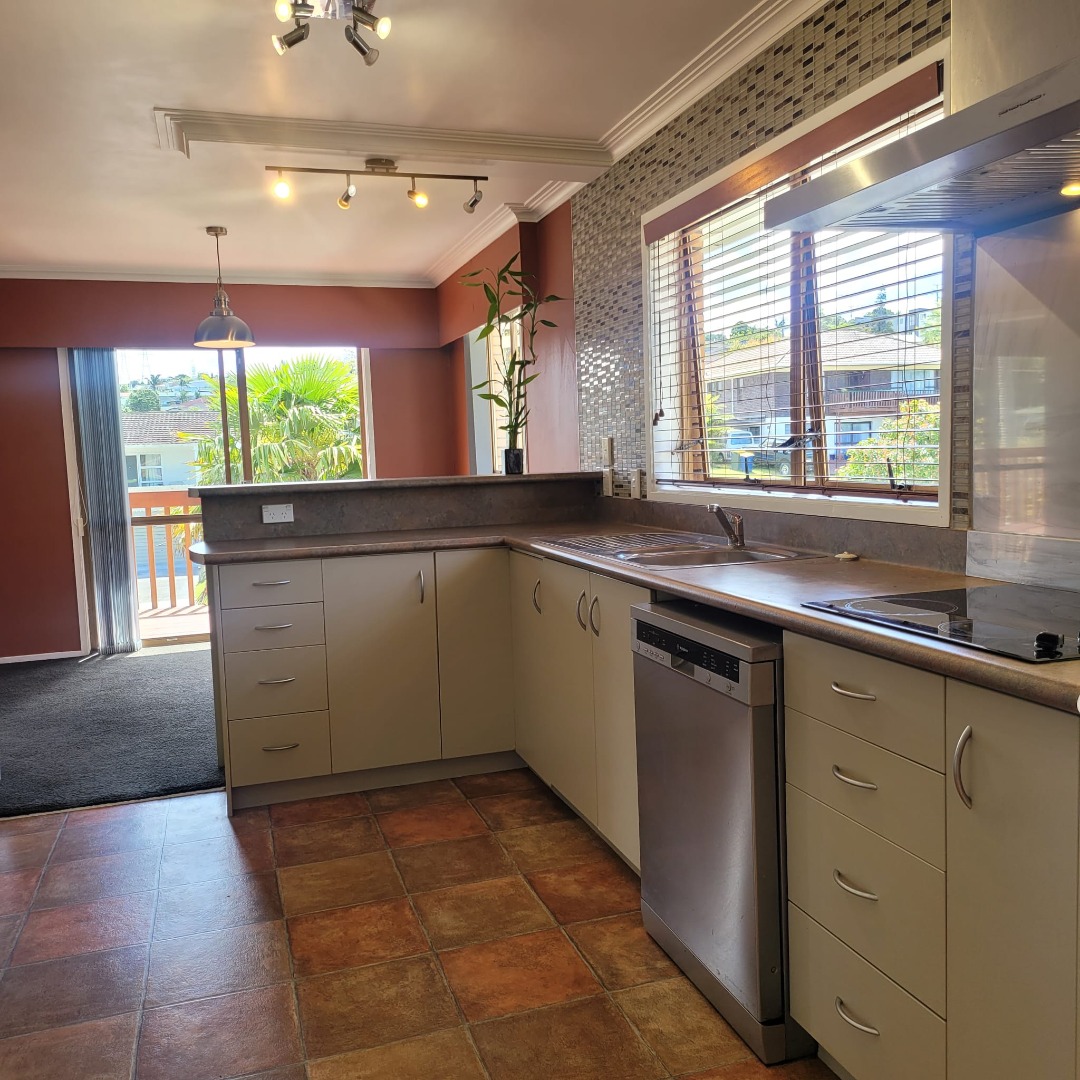 Bright and sunny fabulous 3 bed upstairs unit - photo 5