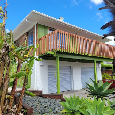 Bright and sunny fabulous 3 bed upstairs unit