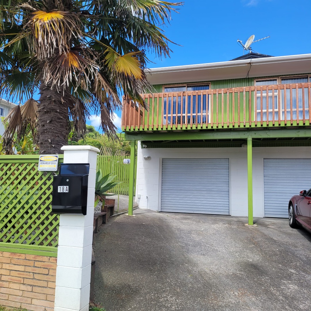 Bright and sunny fabulous 3 bed upstairs unit - photo 2