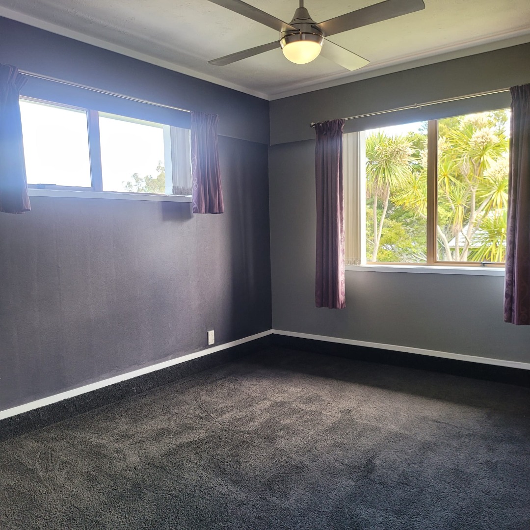 Bright and sunny fabulous 3 bed upstairs unit - photo 12