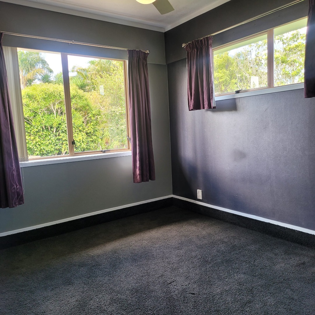 Bright and sunny fabulous 3 bed upstairs unit - photo 13