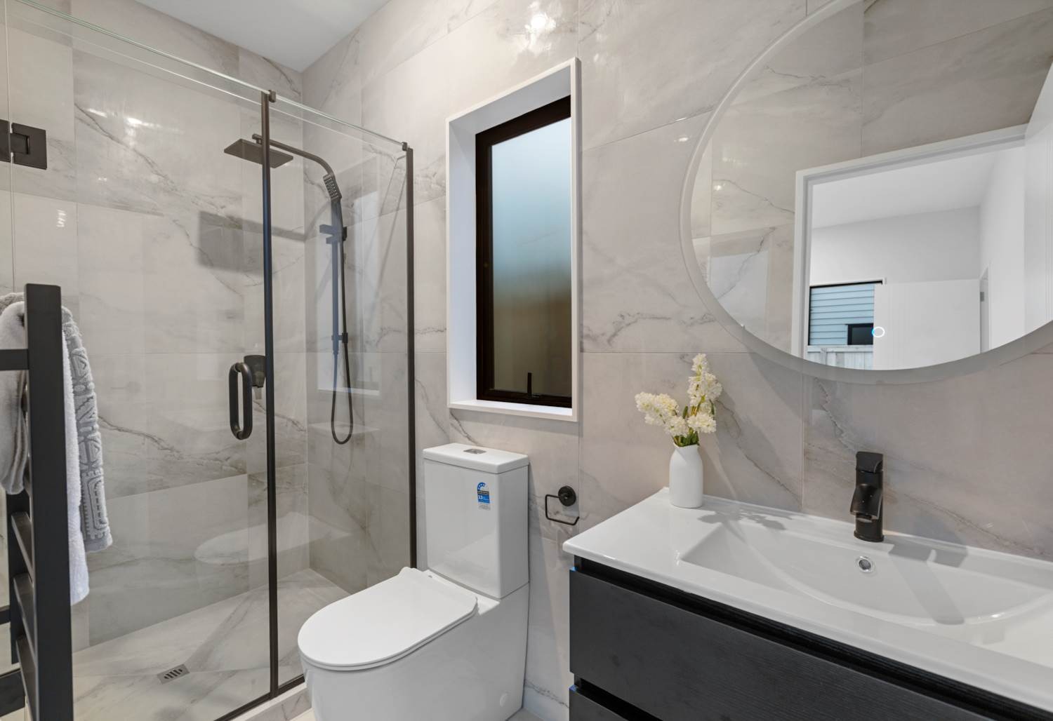 Modern 4-Bedroom Family Home – Stylish, Spacious & Low Maintenance Living - photo 10