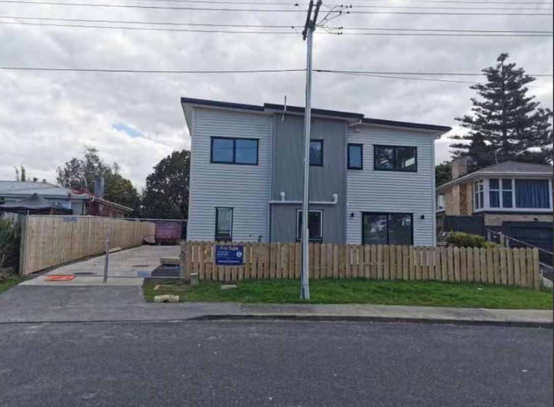 The beautiful new 4-bedroom home is located in the heart of Manurewa - photo 2