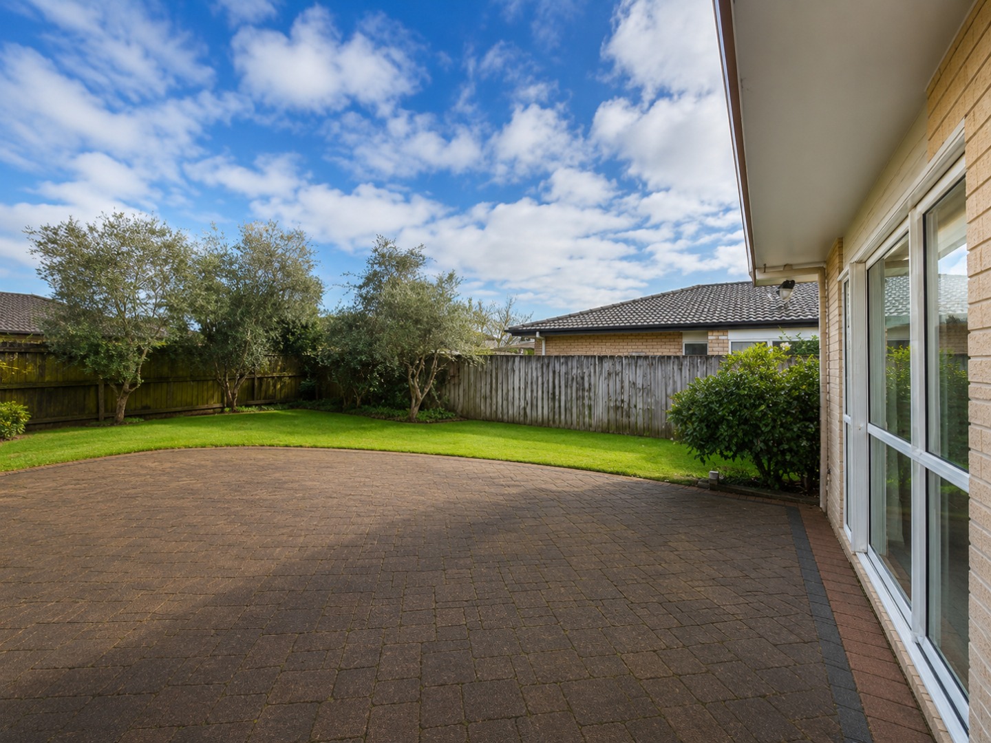 A fantastic opportunity to secure a quality family home in one of East Auckland - photo 2