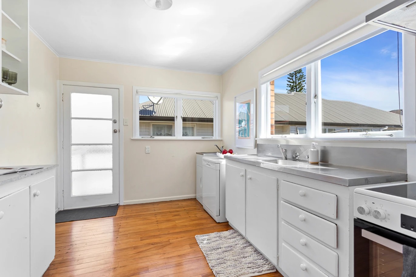 Sunny, Freshly Refreshed & Conveniently Located - photo 5