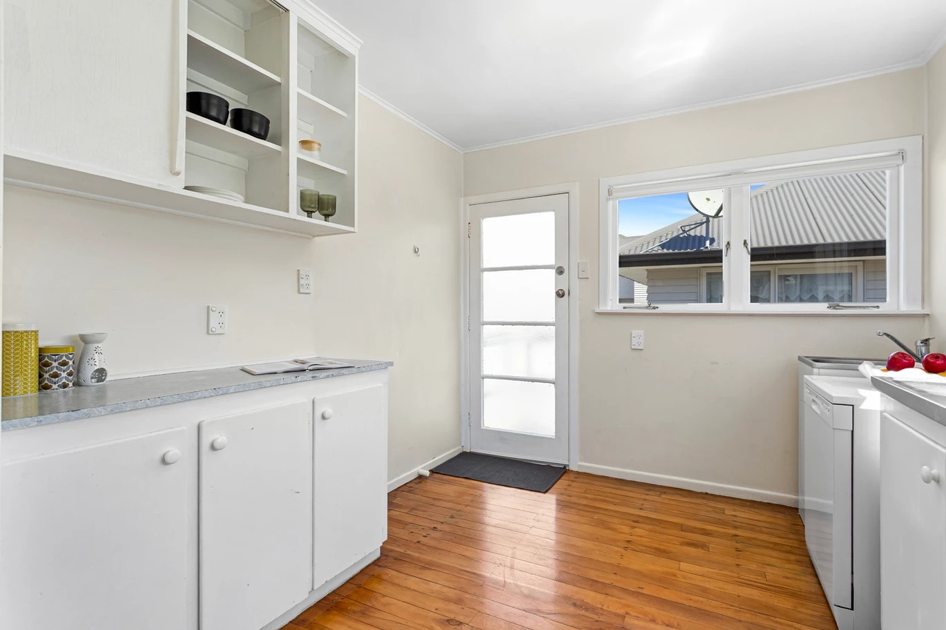 Sunny, Freshly Refreshed & Conveniently Located - photo 8