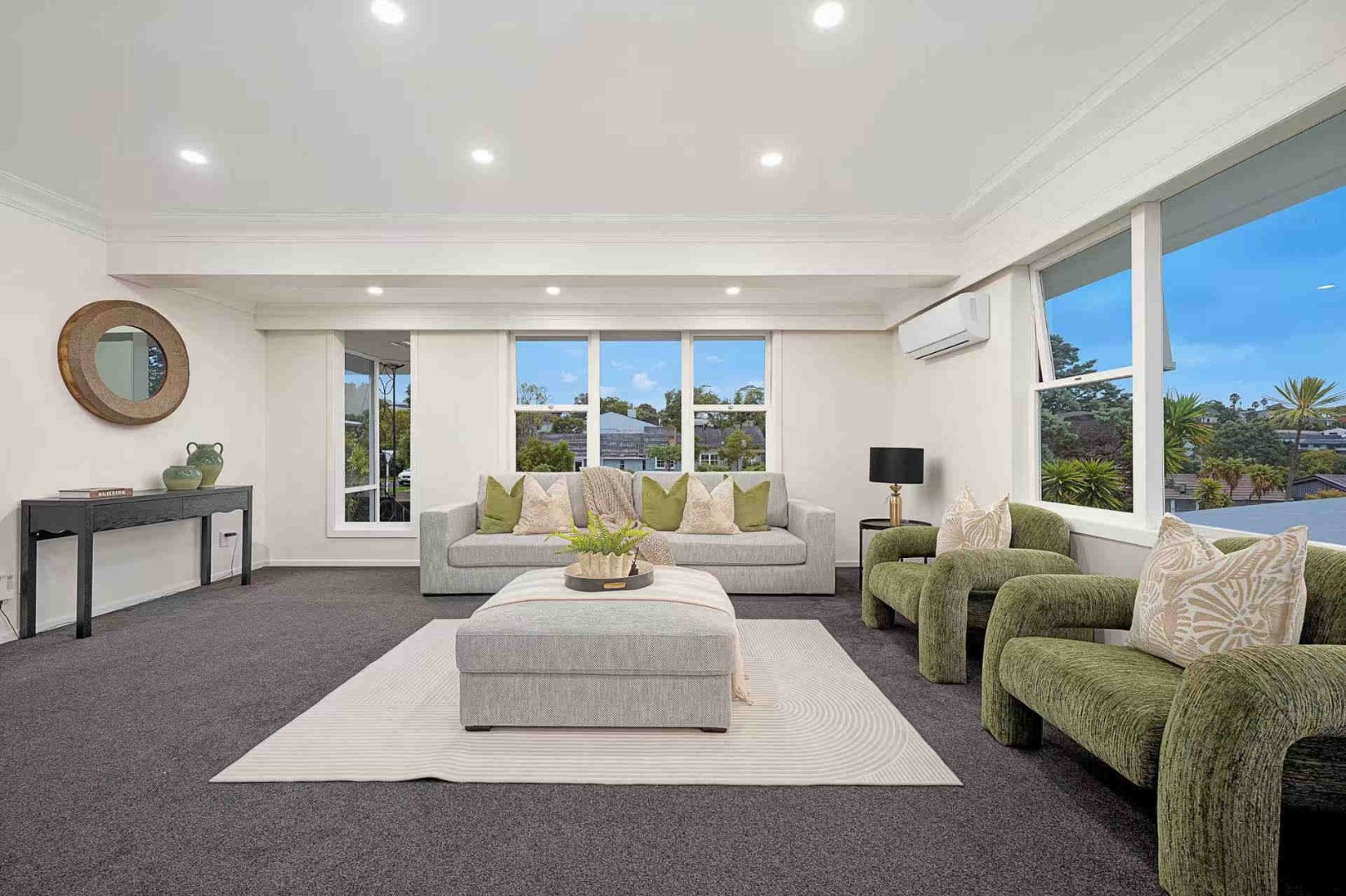 Suitable for Families or Professionals seeking quality and space in a prime location. - photo 2
