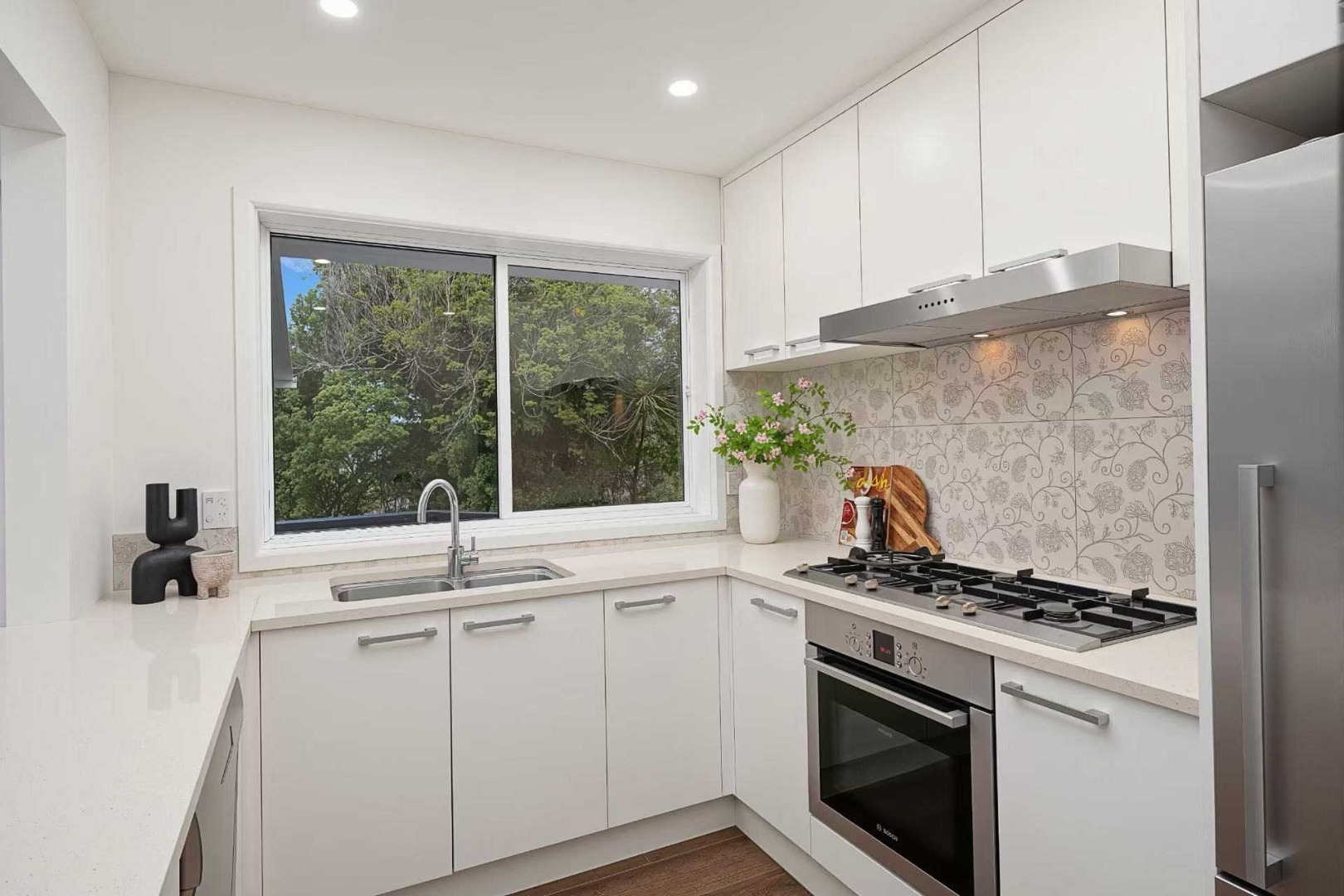 Suitable for Families or Professionals seeking quality and space in a prime location. - photo 7